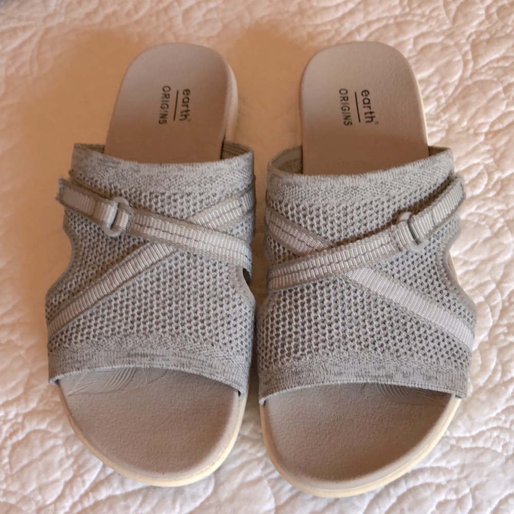 Earth Origins Saru Cassidy Women’s slide sandal light gray Size 7.5 wide